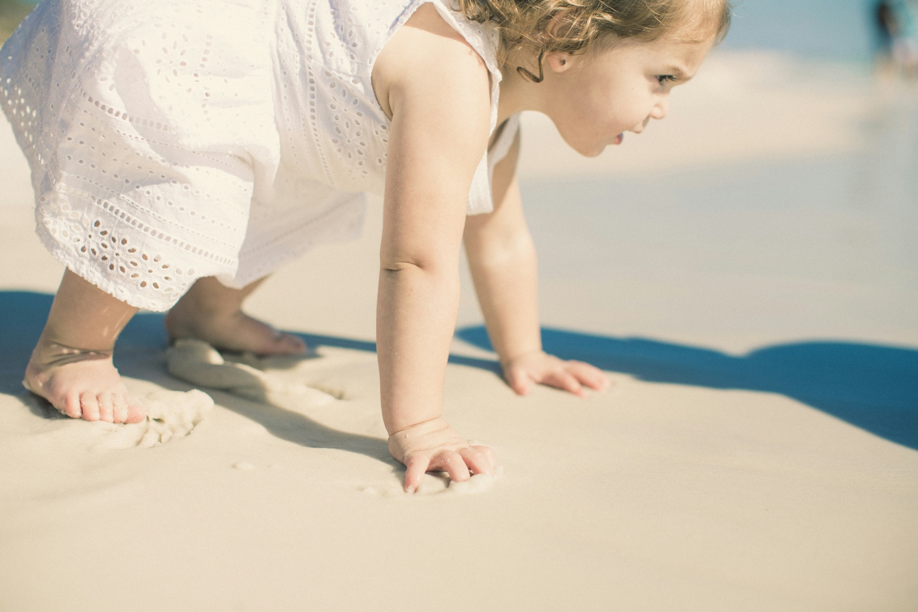 Un jeune enfant qui explore son environnement